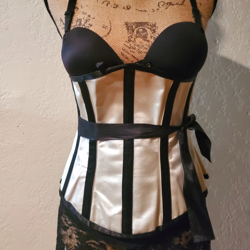 Dasiy corsets, Black & Ivory under bust corest